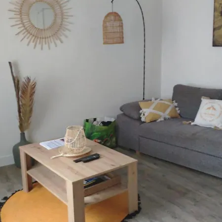 Des Hallettes Apartment *